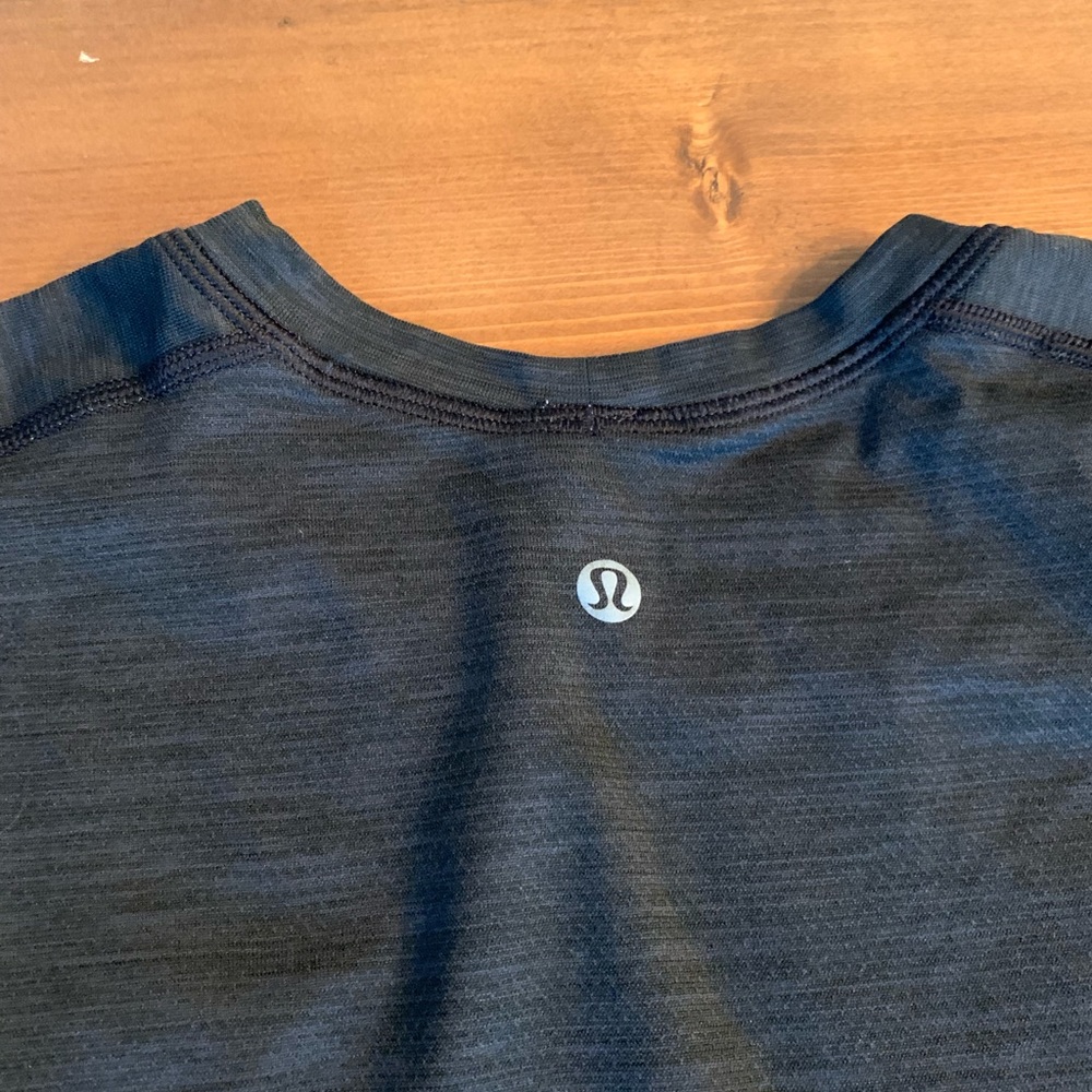 Light black lululemon men’s metal vent t-shirt